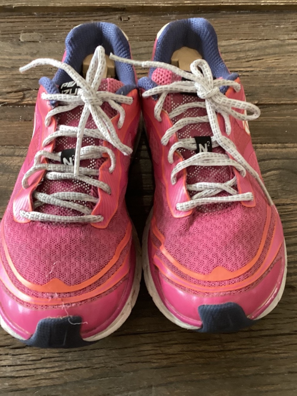 Pearl Izumi pink running shoes size 9.5